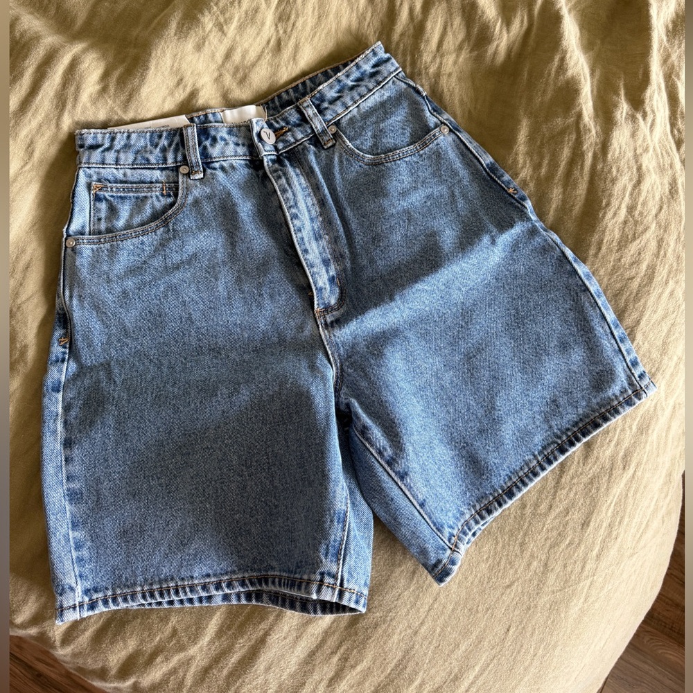 A Brand mom shorts